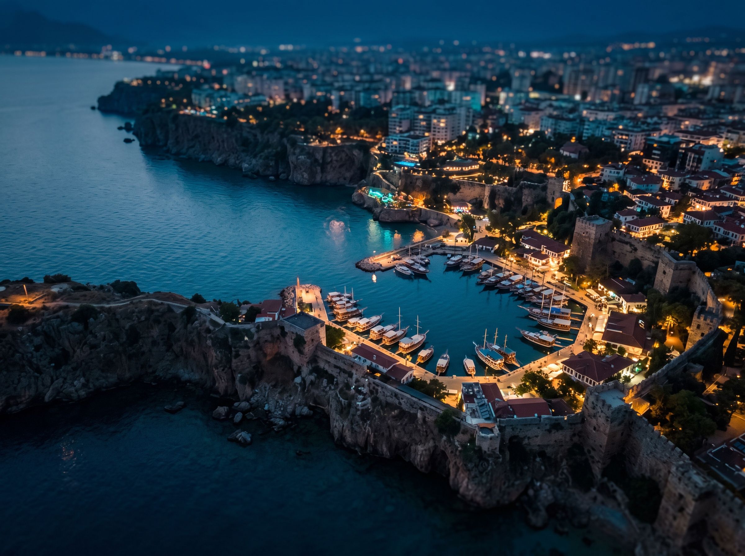 Gece Antalya Kaleiçi yat limanı ve falezler, havadan görünüm